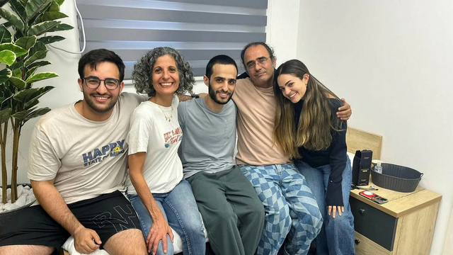 Die einstige Hamas-Geisel Nimrod Cohen im Kreis seiner Familie
