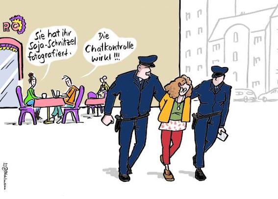 Eine Frau wird von der Polizei abgeführt. Im Hintergrund unterhalten sich Gäste eines Bistros darüber, warum: "Sie hat ihr Soja-Schnitzel fotografiert." "Die Chatkontrolle wirkt!!!"