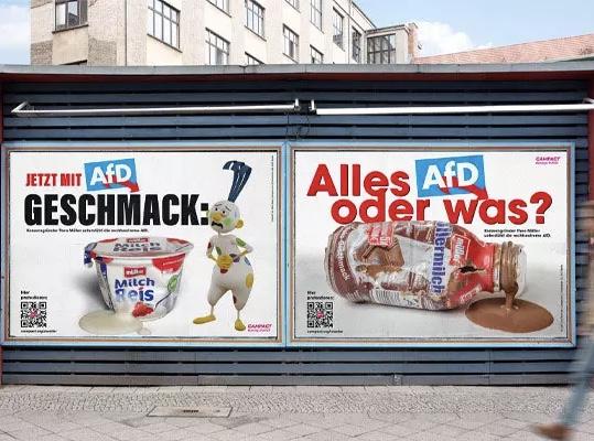 Plakatwand mit 2 Aktionsplakaten von Campact. Ein ramponierter Milchreisbecher mit der Aufschrift „Jetzt mit AfD-Geschmack“ – mit diesem Plakatmotiv und einem zweiten Motiv mit dem Titel „Alles AfD, oder was?“ neben einer umgekippten und ausgelaufenen Flasche Müllermilch Schoko macht Campact Müllers AfD-Nähe zum Thema – deutschlandweit. Von Hamburg bis München, von Leipzig bis Köln: Auf über 1.000 Großflächenplakaten klärt Campact die Menschen auf.
Mit den Slogans „Alles AfD, oder was?“ und „Jetzt auch mit AfD-Geschmack“ bekleben sie die Müller-Produkte im Supermarkt. So wird deutlich: Wer diese Artikel kauft, unterstützt einen Milliardär, der die AfD salonfähig machen will. Plakatwand mit 2 Aktionsplakaten von Campact. Ein ramponierter Milchreisbecher mit der Aufschrift „Jetzt mit AfD-Geschmack“ – mit diesem Plakatmotiv und einem zweiten Motiv mit dem Titel „Alles AfD, oder was?“ neben einer umgekippten und ausgelaufenen Flasche Müllermilch Schoko macht Campact Müllers AfD-Nähe zum Thema – deutschlandweit. Von Hamburg bis München, von Leipzig bis Köln: Auf über 1.000 Großflächenplakaten klärt Campact die Menschen auf.
Mit den Slogans „Alles AfD, oder was?“ und „Jetzt auch mit AfD-Geschmack“ bekleben sie die Müller-Produkte im Supermarkt. So wird deutlich: Wer diese Artikel kauft, unterstützt einen Milliardär, der die AfD salonfähig machen will.
