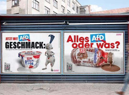 Plakatwand mit 2 Aktionsplakaten von Campact. 

Ein ramponierter Milchreisbecher mit der Aufschrift „Jetzt mit AfD-Geschmack“ – mit diesem Plakatmotiv und einem zweiten Motiv mit dem Titel „Alles AfD, oder was?“ neben einer umgekippten und ausgelaufenen Flasche Müllermilch  Schoko macht Campact Müllers AfD-Nähe zum Thema – deutschlandweit. Von Hamburg bis München, von Leipzig bis Köln: Auf über 1.000 Großflächenplakaten klärt Campact die Menschen auf. 

Mit den Slogans „Alles AfD, oder was?“ und „Jetzt auch mit AfD-Geschmack“ bekleben sie die Müller-Produkte im Supermarkt. So wird deutlich: Wer diese Artikel kauft, unterstützt einen Milliardär, der die AfD salonfähig machen will.