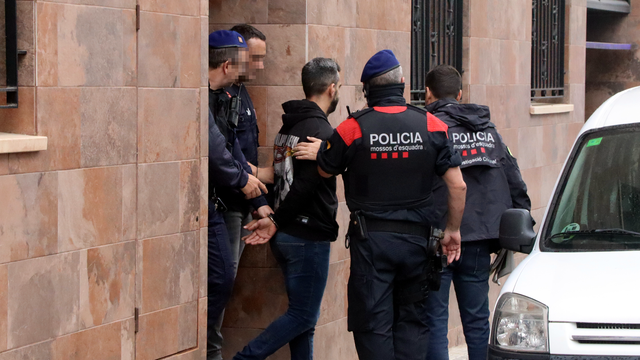 Agents dels Mossos d'Esquadra durant l'actuació d'aquest matí (ACN/Mar Martí)