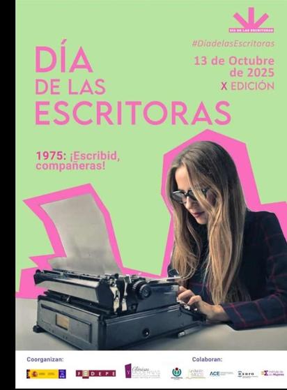 Cartel oficial del Ministerio de España con todos los sellos de las entidades colaboradoras para la X Edición del Día de las Escritoras que muestra a una mujer con gafas y melena suelta tecleando en una máquina de escribir, ambas perfiladas en rosa chicle sobre fondo verde claro. Y el lema «1975: ¡Escribid, compañeras!».