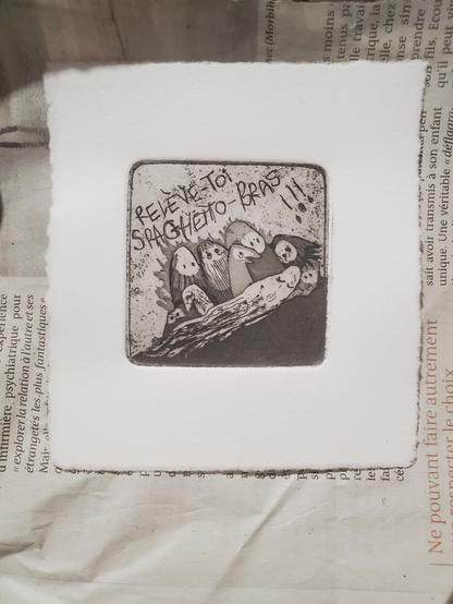 Gravure en noir et blanc de 4 centimètres de côté posée sur une feuille de journal. Huit personnages ressemblant à des marionnettes-chaussettes sont rassemblés autour de Spaghetto-Bras, un poulpe étalé au sol les yeux clos. Tout le monde a l'air un peu flippé. Sauf le mort.
Une chaussette hurle " RELÈVE-TOI SPAGHETTO-BRAS !!! "