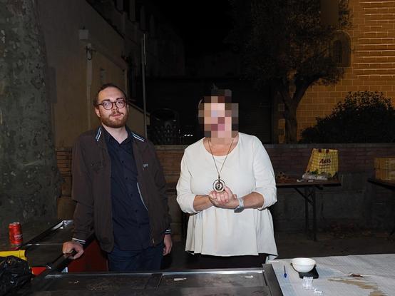 Imatge a la barra a la dreta una companya, la cara pixelada i jo a l'esquerra.