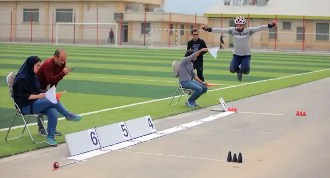 Le patineur iranien Maziar Mirzaei a réalisé un saut de 5,53 m soit 18 pieds et 1,7 pouces en roller.
