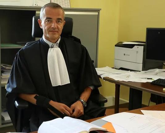 Laurent Gumbau, procureur de Tarascon, a pris ses fonctions le 30 mars 2020. Après 20 ans dans la police, il a intégré la magistrature. L'homme fait en effet partie des rares magistrats à avoir fait une première carrière dans la police. "J'ai fait 20 ans de ministère de l'Intérieur", confirme-t-il sobrement. Des missions à Paris, en Corse, à Marseille (ville dans laquelle il a grandi), où ce commissaire divisionnaire a exercé des responsabilités départementales ou zonales à la préfecture de police, à la direction centrale de la sécurité publique ou encore à la direction centrale des CRS. https://www.laprovence.com/article/edition-arles/6054142/laurent-gumbau-un-ex-flic-prend-les-renes-du-parquet.html