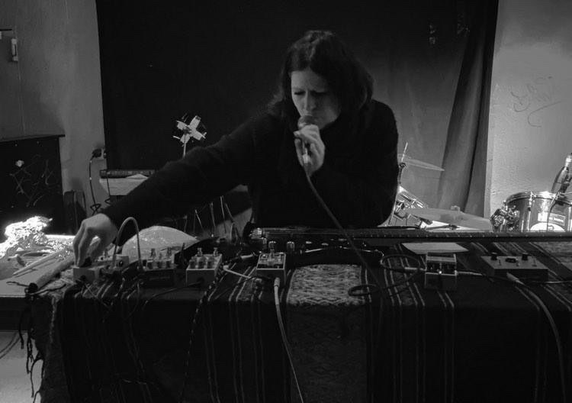 Der verlorene Faden, performing with mic, and alot of gear