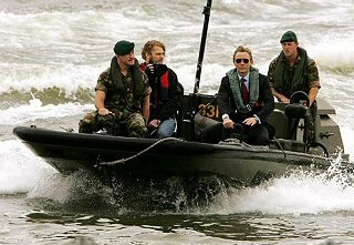 Hace 20 años Daniel Craig fue presentado oficialmente como el nuevo James Bond. Fue el 14 de octubre de 2005 en río Támesis en Londres y posteriormente la rueda de prensa fue en Hotel Four Seasons. #efemeridesbond #jamesbond #danielcraig 