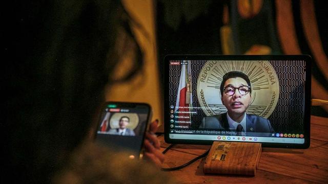 Planqué, le président appelle à «respecter la Constitution». Le président malgache, Andry Rajoelina, a appelé lundi à «respecter la Constitution en vigueur» lors de sa première prise de parole diffusée depuis le ralliement de militaires aux manifestants contestant le pouvoir au cours du weekend.