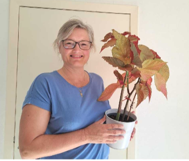 Vrouw met begonia