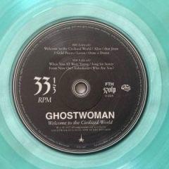 Eine Vinylplatte mit dem Künstlernamen "GHOSTWOMAN" und dem Titel "Welcome to the Carnivorous World". Die Platte läuft mit 33 1/3 RPM und hat eine durchscheinende türkise Farbe.