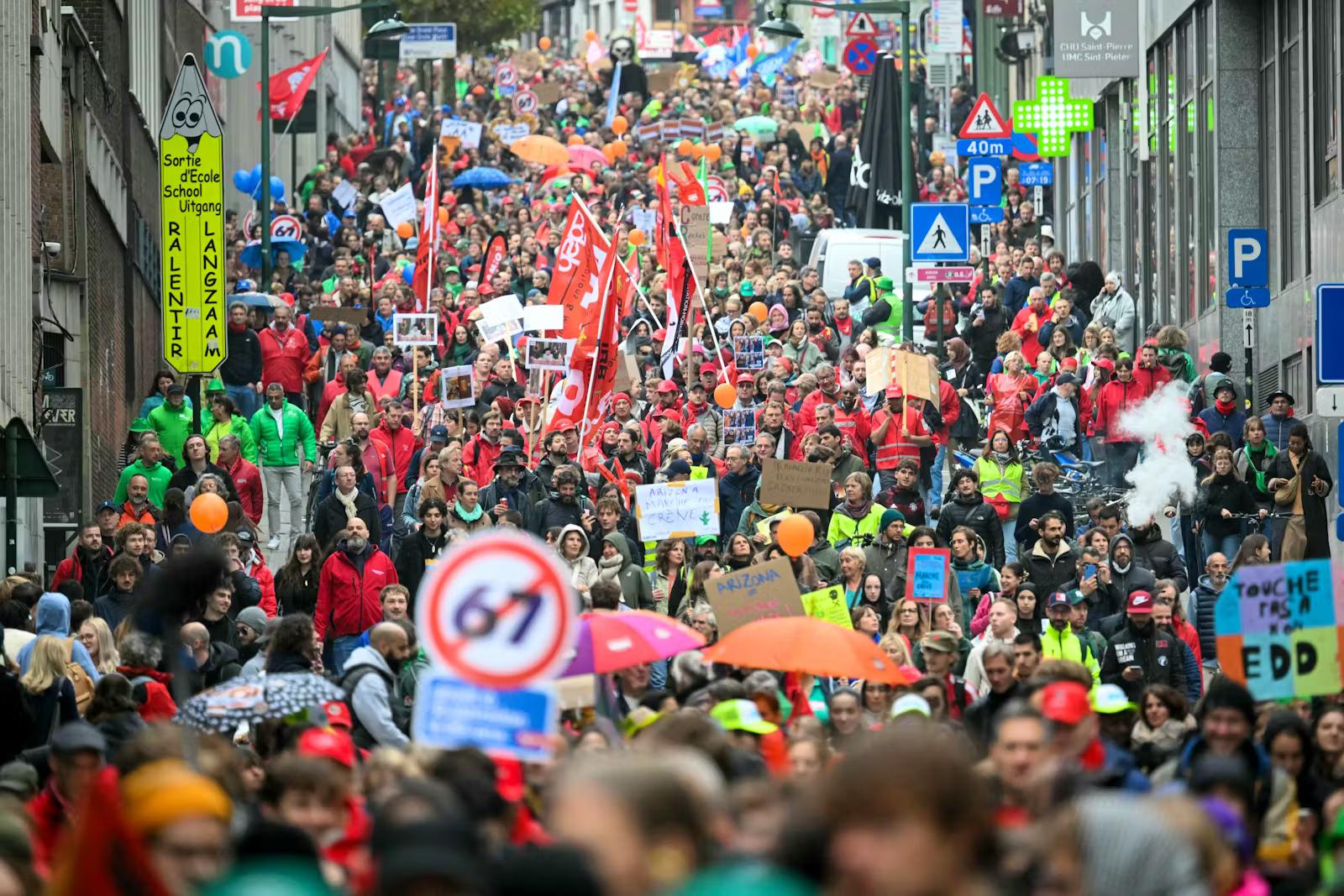 À l’appel de l’intersyndicale, des dizaines de milliers de personnes ont manifesté mardi à Bruxelles pour contester contre les coupes budgétaires du gouvernement.