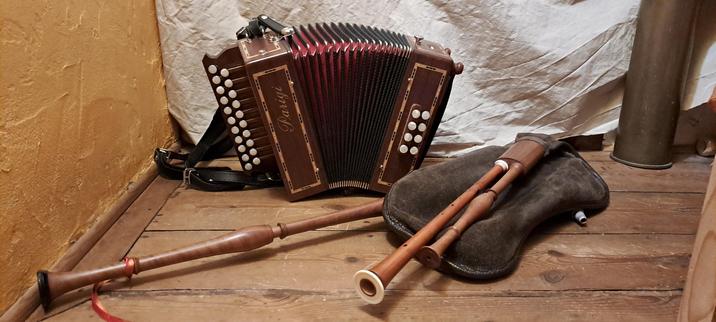 Un duo d’accordéon diatonique et de cornemuse dans leur espace naturel.