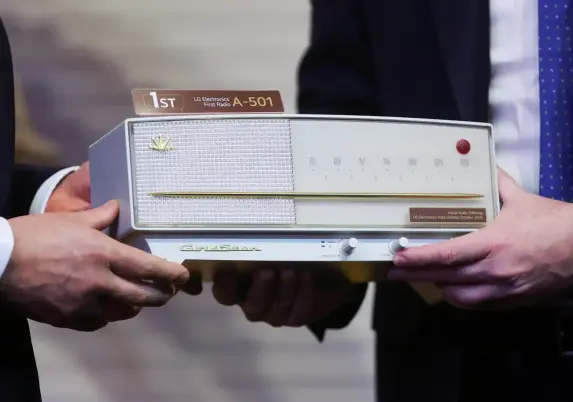 LG’s first radio, the 1959 Goldstar A-501 vacuum tube radio.