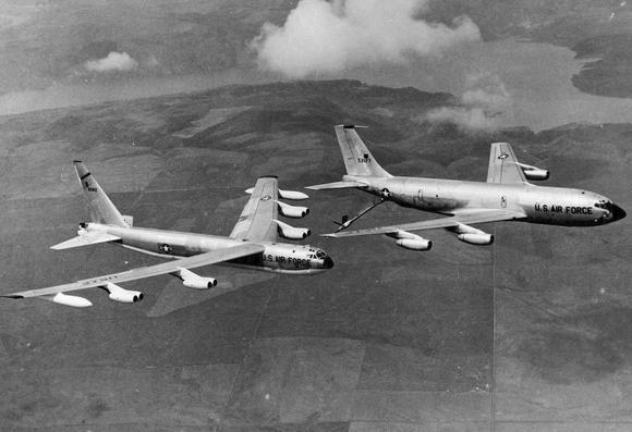 Eine KC-135A betankt während des Kalten Krieges eine B-52D. Beide Flugzeugtypen wurden vom Strategic Air Command eingesetzt.
Quelle: US. Government
Lizenz: Public Domain