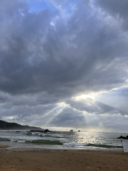 Sonnen bricht durch Wolken überm Meer 
