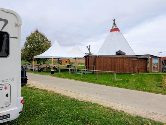 Ein Wohnmobil mit einem Tipi im HIntergrund