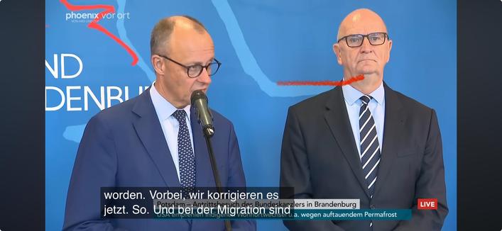 F. Merz (l.) und Dietmar Woidke bei einer Pressekonferenz. Merz sagt (verteilt auf 4 Screenshots mit UNTERTITELN):

„Und bei der Migration sind
wir sehr weit. Wir haben in dieser Bundesregierung die Zahlen August 24, August 25 um 60% nach unten gedrückt. Aber wir haben natürlich immer im Stadtbild noch dieses Problem. Und deshalb ist der Bundesinnenminister ja jetzt dabei, in großem Umfang auch Rückführungen zu organisieren und durchzuführen“