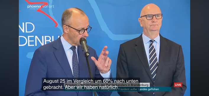 F. Merz (l.) und Dietmar Woidke bei einer Pressekonferenz. Merz sagt (verteilt auf 4 Screenshots mit UNTERTITELN):

„Und bei der Migration sind
wir sehr weit. Wir haben in dieser Bundesregierung die Zahlen August 24, August 25 um 60% nach unten gedrückt. Aber wir haben natürlich immer im Stadtbild noch dieses Problem. Und deshalb ist der Bundesinnenminister ja jetzt dabei, in großem Umfang auch Rückführungen zu organisieren und durchzuführen“
