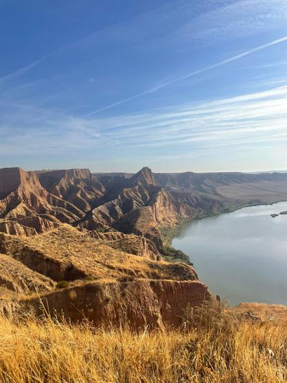Vista panorámica de las cárcavas de Burujón con un pequeño embalse a la derecha de la imagen.