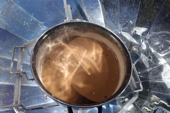 Pour 400 gr de maïs sec, 15 gr de chaux (ou même volume de cendres) et 1 l d'eau, cuisson jusqu'à ce que la peau se détache.