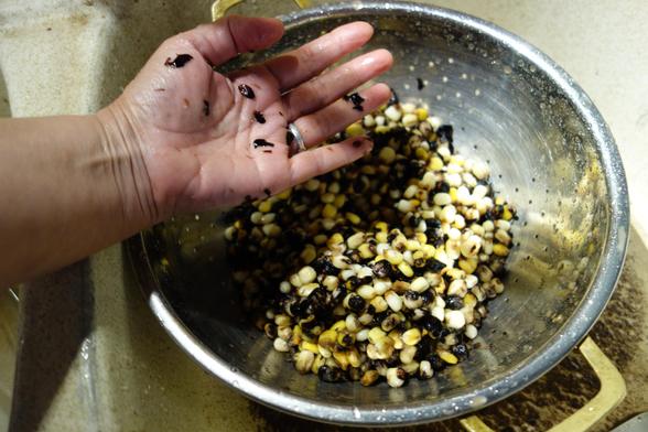 Rincer soigneusement. La peau doit se détacher en frottant légèrement.