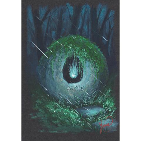 Gouache représentant une hag stone géante, c'est-à-dire une pierre trouée en son centre, au milieu de la forêt. Dans le trou de la pierre, un feu bleu brûle.