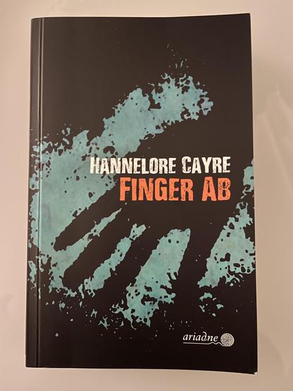 Der Buchdeckel zeigt den Abdruck einer Hand ohne Daumen
HANNELORE CAYRE
FINGER AB
ariadne