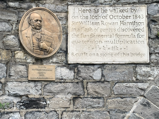 Gedenktafel an der Brücke mit Bildnis Hamiltons