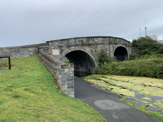 Nochmal die Brücke, so dass man die Gedenktafel sieht