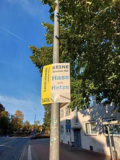 Wahlplakat an Laternenmast mit dem Text: Keine Stimme für Hass und Hetze. Links seitlich hochkant steht. Landratswahl Landkreis Gifhorn.
Unten links steht das Datum der Wahl.