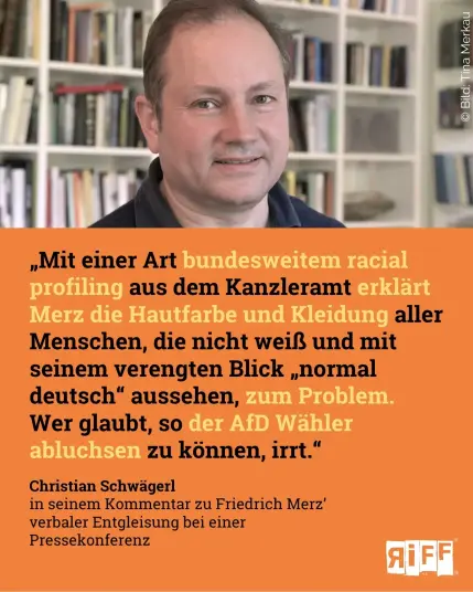Ein Porträt einen Mannes vor einer Bücherwand. Dazu das Zitat: „Mit einer Art bundesweitem racial profiling aus dem Kanzleramt erklärt Merz die Hautfarbe und Kleidung aller Menschen, die nicht weiß und mit seinem verengten Blick „normal deutsch“