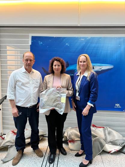 Die Bilder zeigen mich bei der Veranstaltung. Unter anderem mit abgetrennten Haifischflossen.