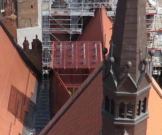 View looking down at the antenna platform with its shadow on adjacent roof. Image credit: Hans-Peter Balfanz.
