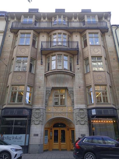 Four storey posh building with mostly bay windows. 