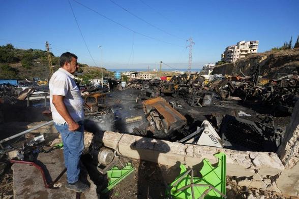 Un homme sur le site frappé par dix missiles israéliens à Msayleh, le 11 octobre 2025. 