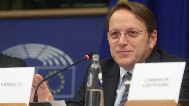 Le commissaire européen à la santé, Oliver Varhelyi, assiste à une audition de la commission de la santé publique du Parlement européen, Bruxelles, en Belgique, le 25 septembre 2025.