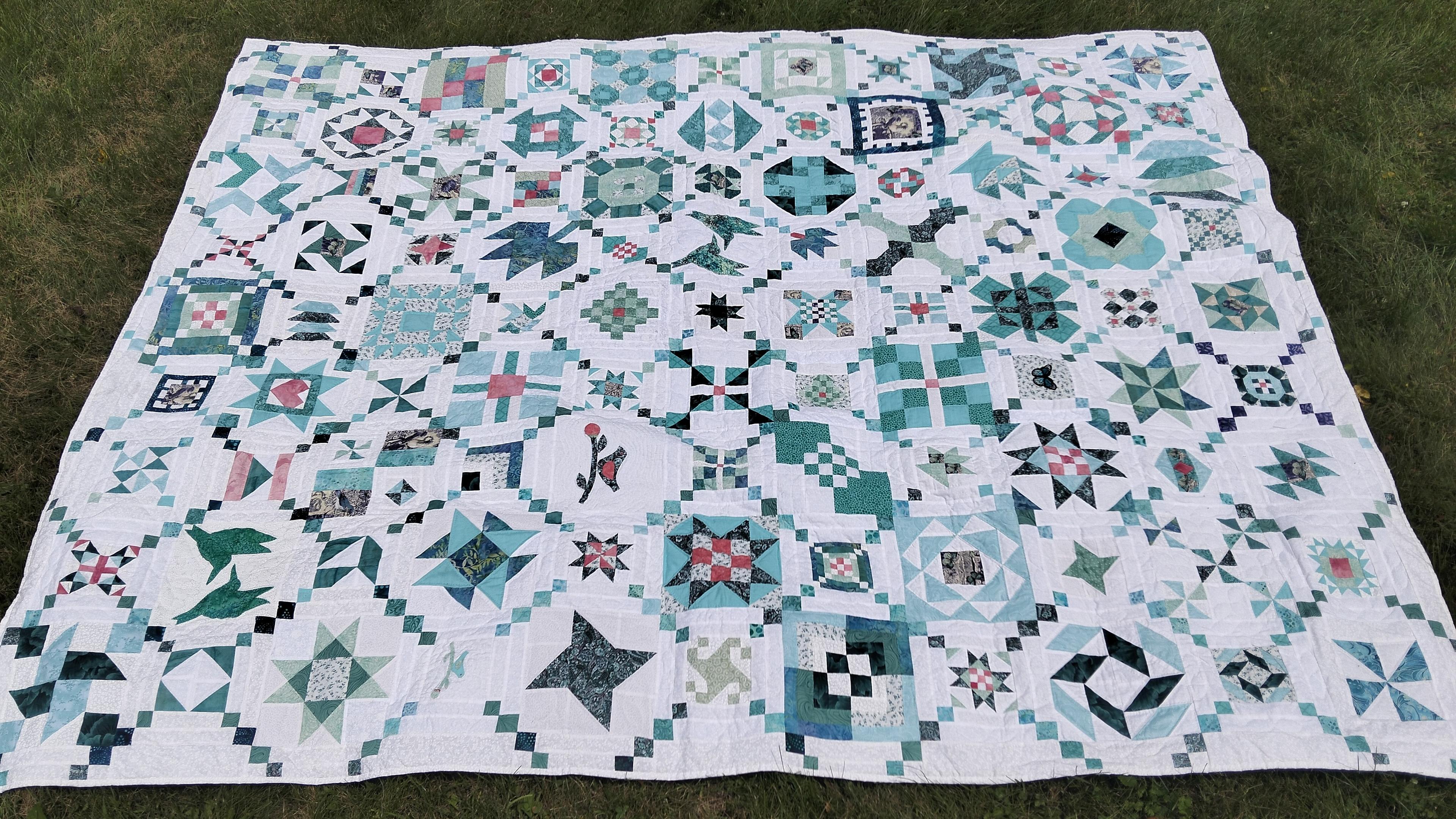 53 x 67 in (135 x 170 cm), it is a quilt with many windows, turquoise and light red coral color, on a white background