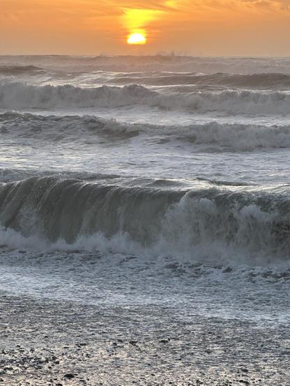 Aufgewühlte See am Strand von Greymouth, NZ. Sonnenuntergang.