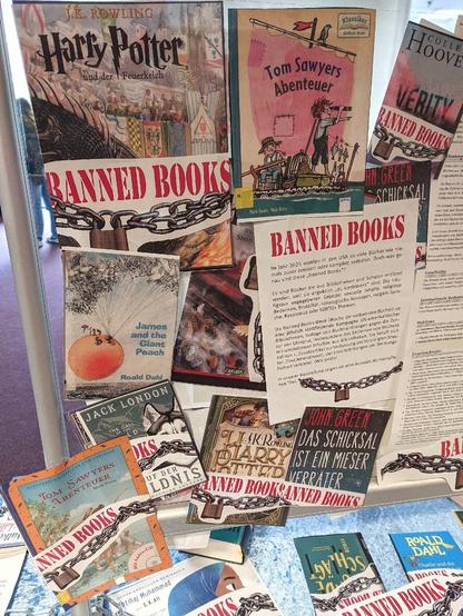 Ausstellung Banned Books (verbotene Bücher in den USA) in der Anna Seghers Bibliothek in Mainz