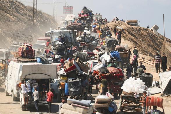 Cues de famílies palestines marxant de Gaza al setembre davant un ultimàtum d'Israel (Reuters/Mahmoud Issa)