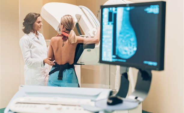 El càncer de mama cada vegada té més incidència en dones joves (iStock/Pixelfit)