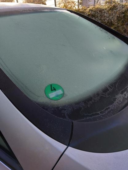 Die Frontscheibe eines Autos ist zugefroren.
