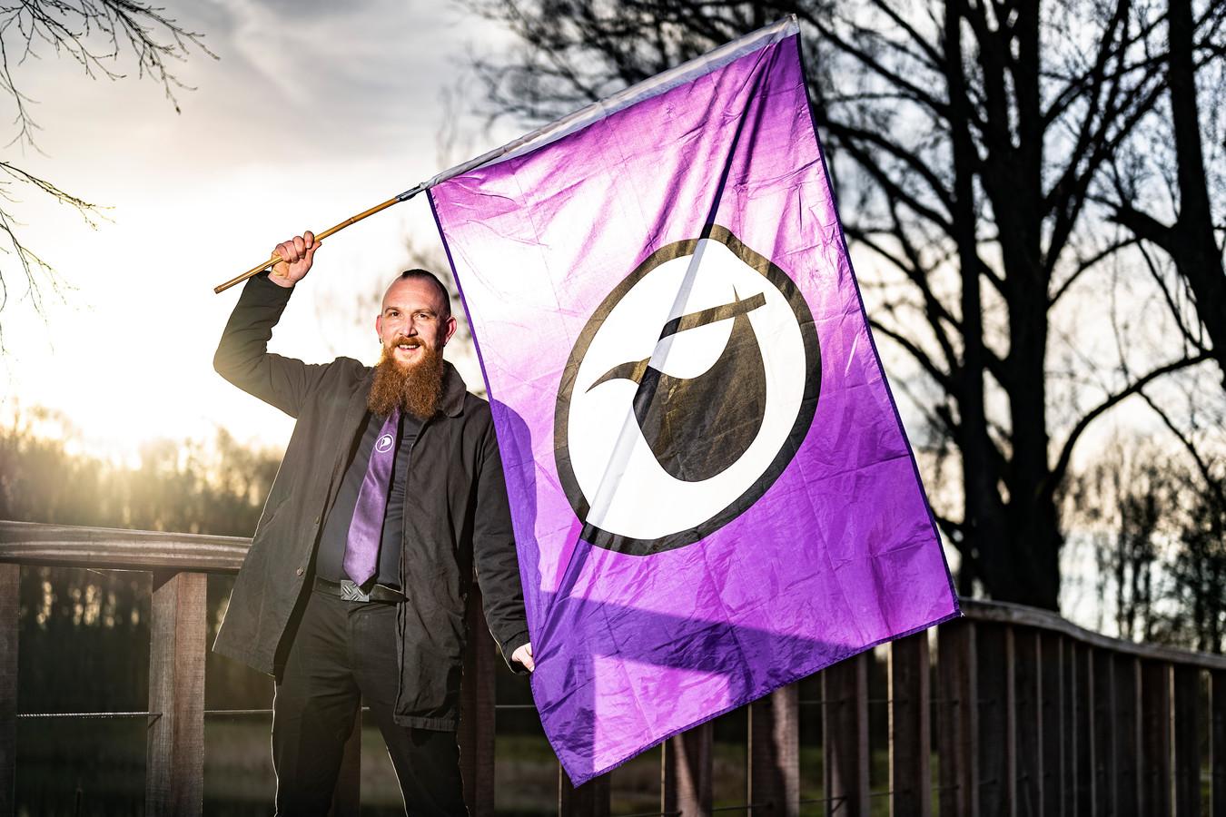 Foto van Arjan Bresser nr 3 lijst 21 met een Piratenpartij vlag wapperend op een brug.