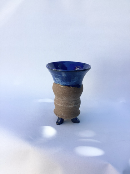 Vase aus braunem Ton mit blauem oberen Rand und drei blauen Füßen