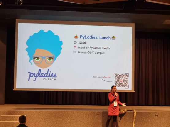 pyladies zurich organizer on stage, announcing the pyladies lunch