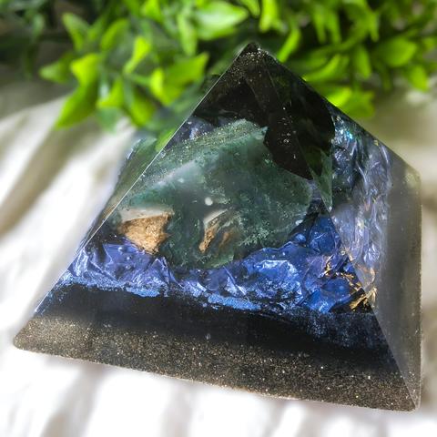 Handgemaakte orgonite piramide in de verhoudingen van de Grote Piramide van Giza, versierd met bladgoud. Deze piramide bevat de edelstenen mosagaat en shungit.

#orgonitehaarlem #orgonitehandgemaakt