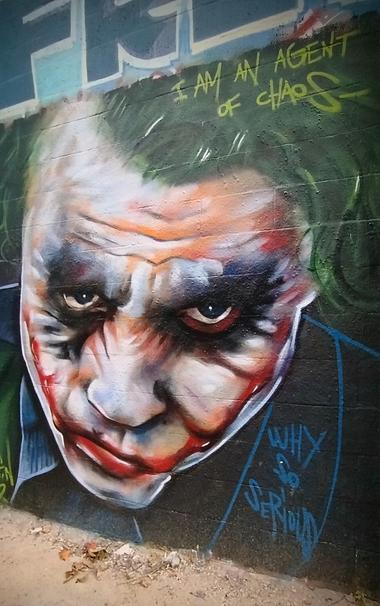 Graffiti représentant le Joker de Batman.
Son visage est de face, légèrement incliné, le regard vers le spectateur.
Une phrase est écrite :" I am an agent of chaos"