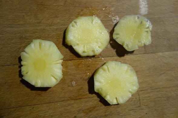 Ananas récolté, de la taille d'une orange.