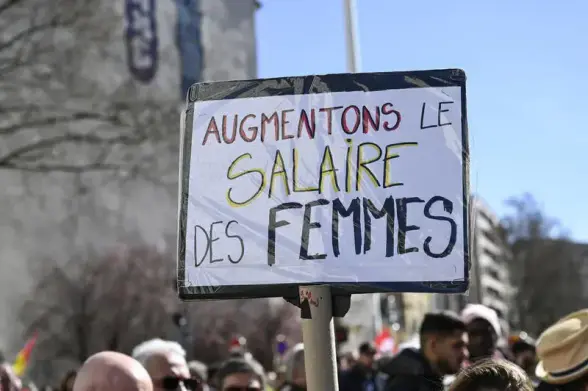 Les femmes ont travaillé gratuitement en 2024 à partir du 8 novembre, en 2023 à partir du 6 novembre, et en 2016 à partir du 7 novembre. 